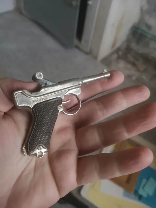 Mini pistola de metal plateada