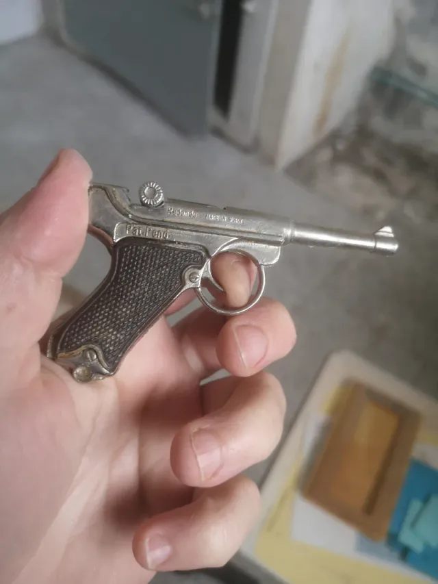 Mini pistola de metal plateada