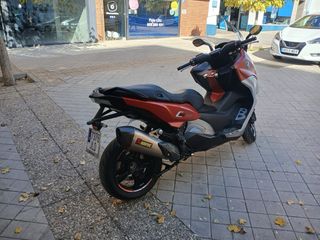 Moto BMW Naranja y Gris