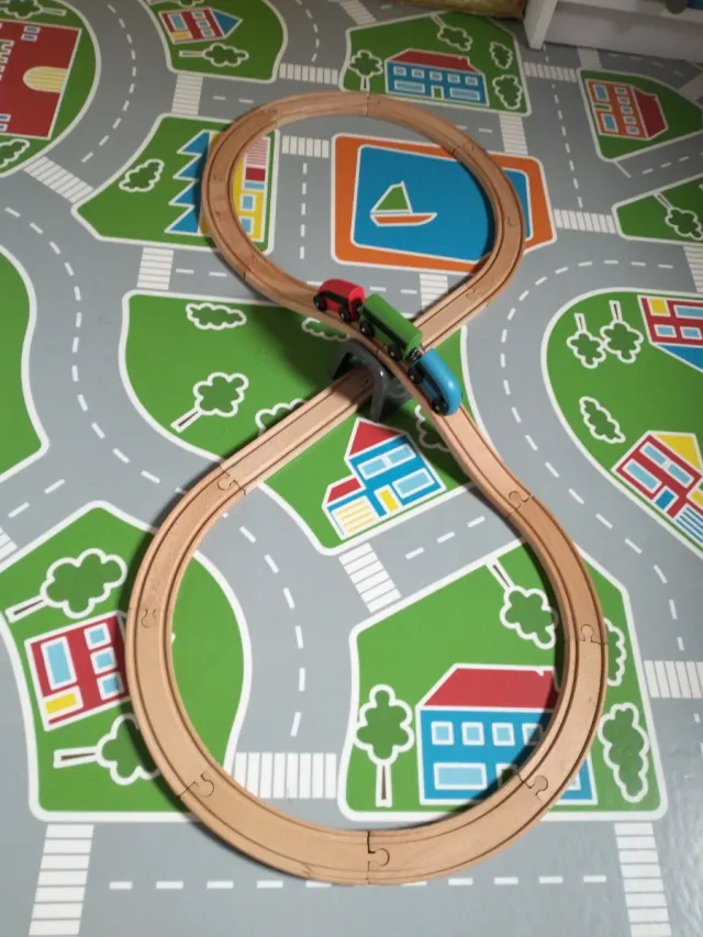 Tren de madera con circuito