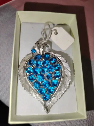 Spilla vintage a forma di foglia con cristalli blu