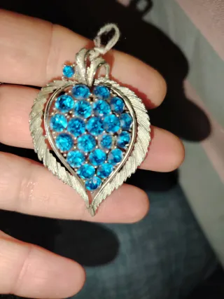 Spilla vintage a forma di foglia con cristalli blu