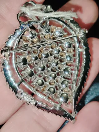 Spilla vintage a forma di foglia con cristalli blu