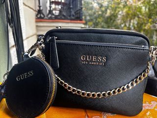 Bolso Guess Negro con Cadena Dorada y Monedero