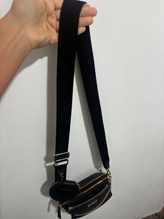Bolso Guess Negro con Cadena Dorada y Monedero