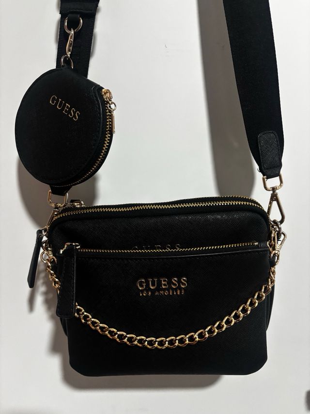 Bolso Guess Negro con Cadena Dorada y Monedero