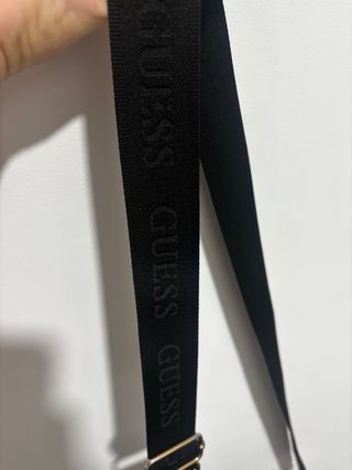 Bolso Guess Negro con Cadena Dorada y Monedero