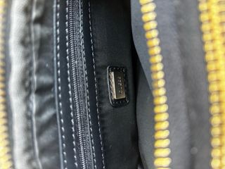 Bolso Guess Negro con Cadena Dorada y Monedero