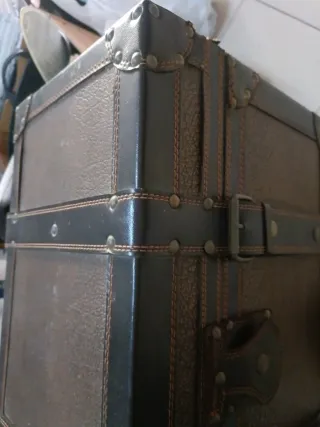 Baúl de piel y madera vintage