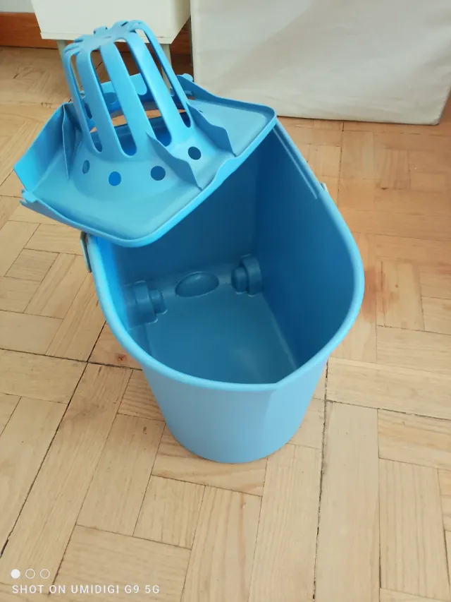 Cubo para fregona con ruedas