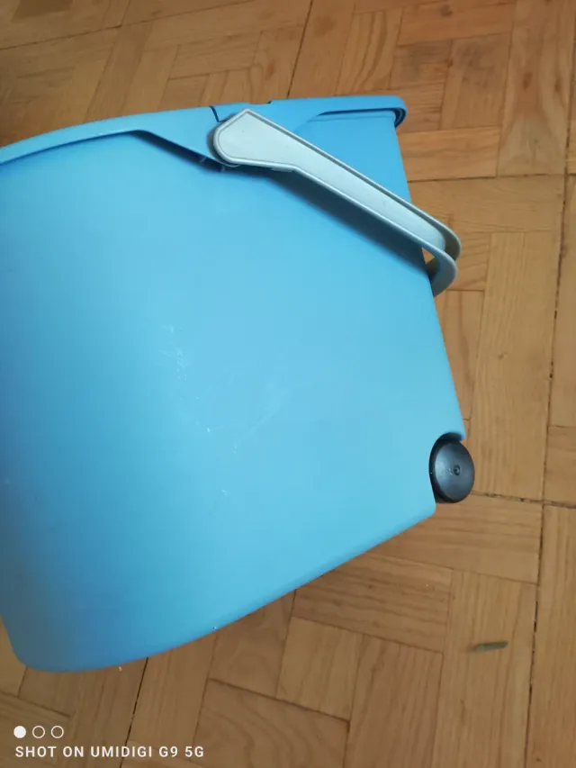 Cubo para fregona con ruedas