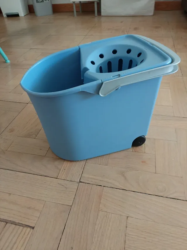 Cubo para fregona con ruedas