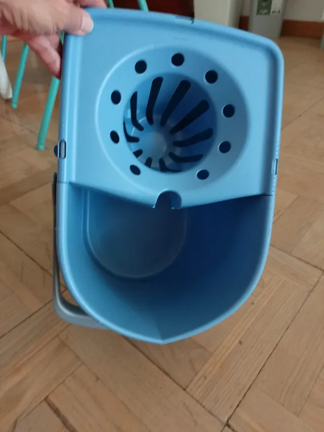 Cubo para fregona con ruedas