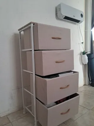 Cómoda de tela y madera beige y blanca