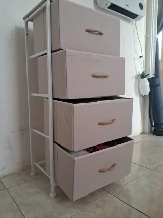 Cómoda de tela y madera beige y blanca