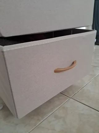 Cómoda de tela y madera beige y blanca