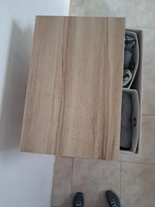 Cómoda de tela y madera beige y blanca