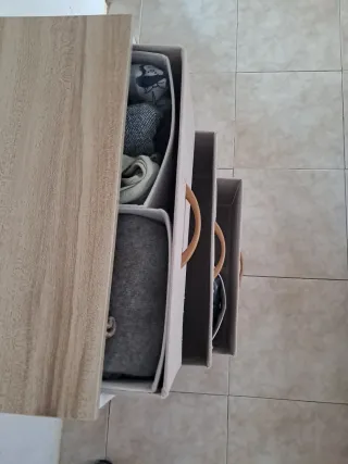 Cómoda de tela y madera beige y blanca