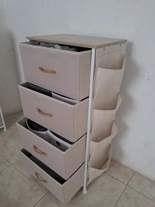 Cómoda de tela y madera beige y blanca