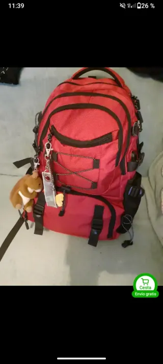 Mochila de senderismo roja y negra