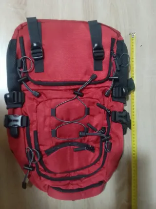 Mochila de senderismo roja y negra