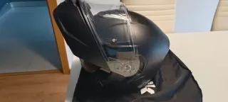 Casco modular negro mate.