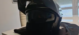 Casco modular negro mate.