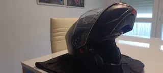 Casco modular negro mate.