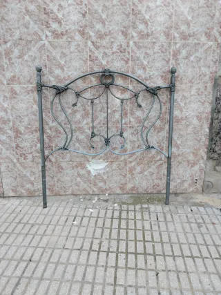 Cabezal de cama de metal gris