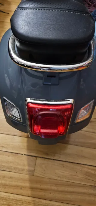 Vespa Eléctrica Infantil Gris