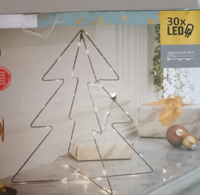 • ARBOL DE NAVIDAD CON      LUCES LED.