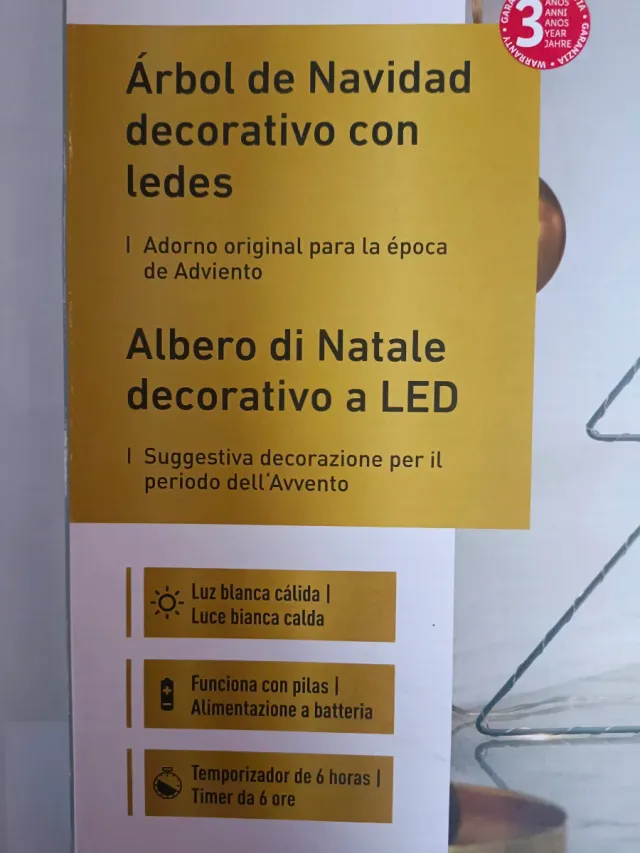 • ARBOL DE NAVIDAD CON      LUCES LED.