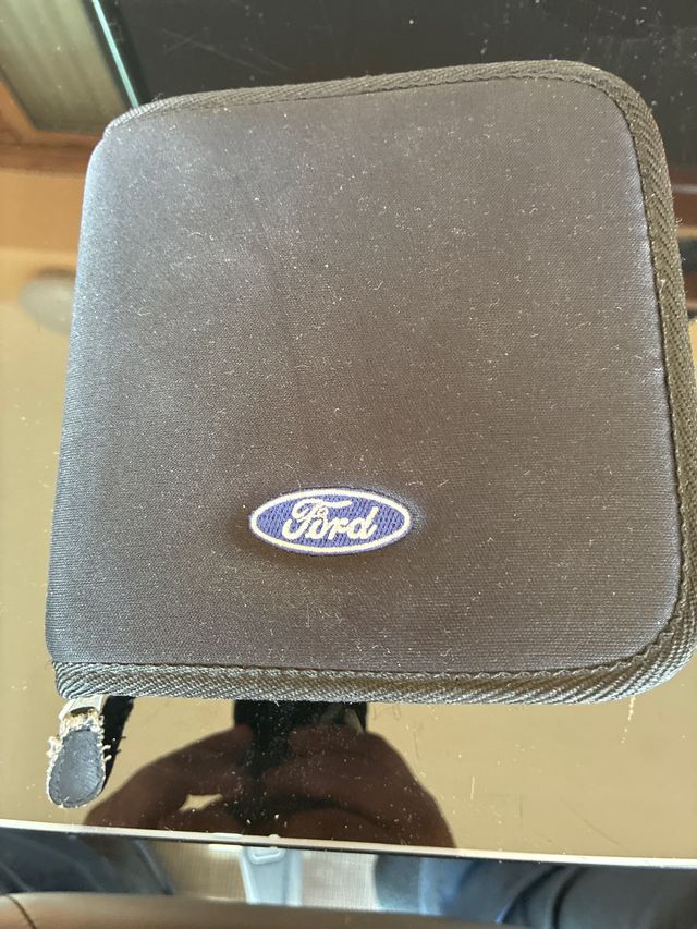 Porta CDs Ford Negro con 10 espacios.
