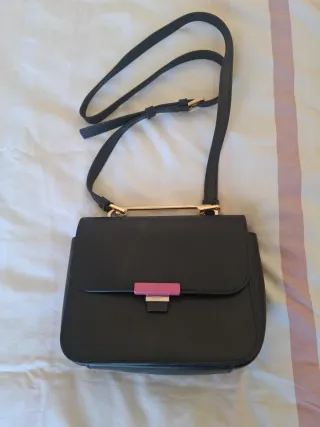 Bolso Furla negro y dorado con detalle rosa