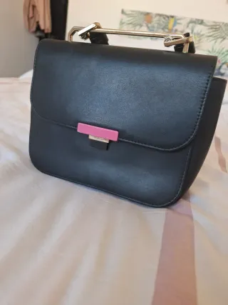 Bolso Furla negro y dorado con detalle rosa