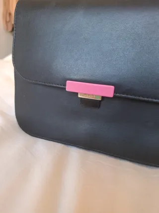 Bolso Furla negro y dorado con detalle rosa