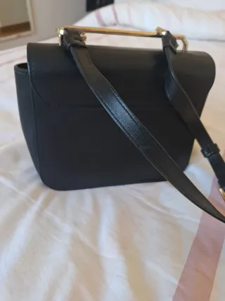 Bolso Furla negro y dorado con detalle rosa