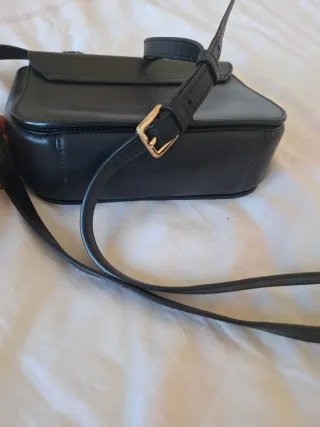 Bolso Furla negro y dorado con detalle rosa