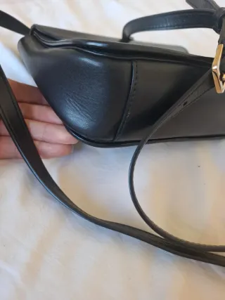 Bolso Furla negro y dorado con detalle rosa