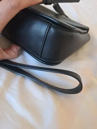 Bolso Furla negro y dorado con detalle rosa