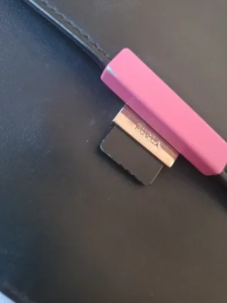 Bolso Furla negro y dorado con detalle rosa