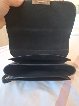 Bolso Furla negro y dorado con detalle rosa