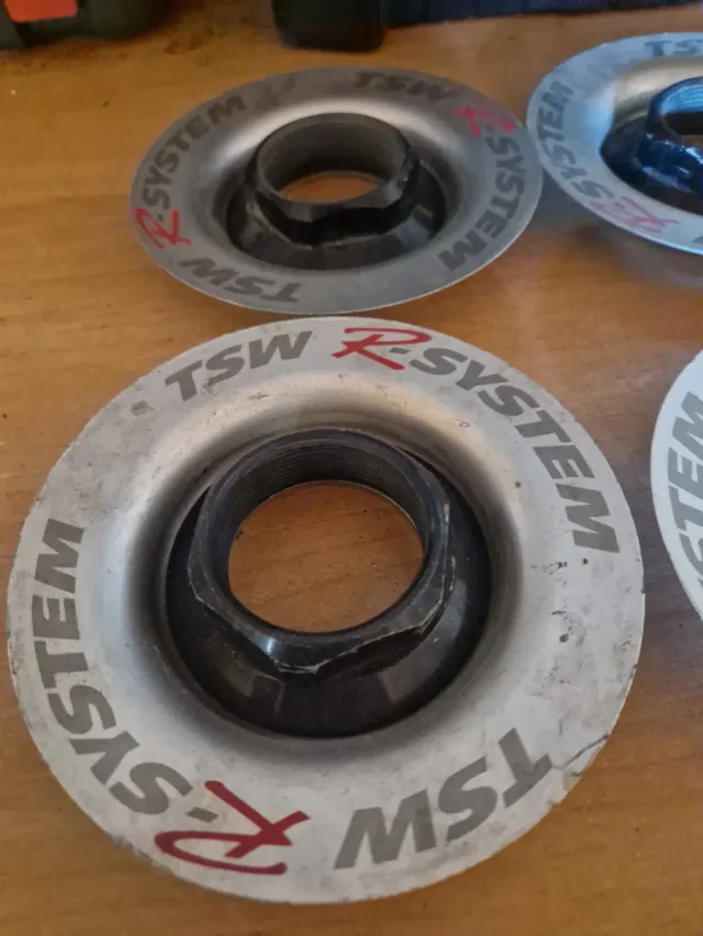 TSW R-SYSTEM Tapas y Tuercas (4 unidades)