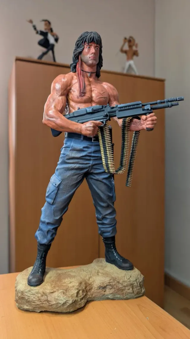 Figura Rambo con ametralladora