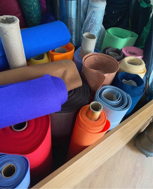 Fieltro por metros minimo 1 metro a 4€ el metro.