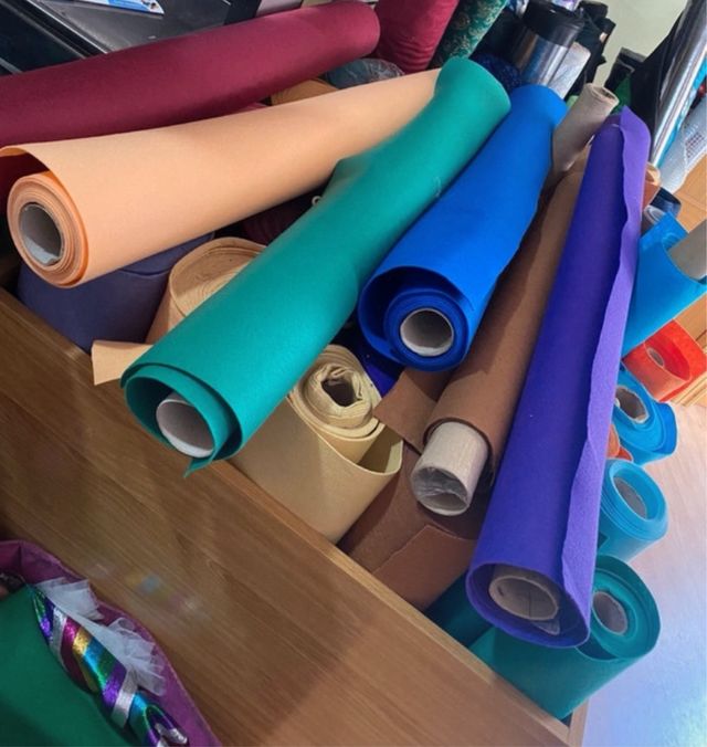 Fieltro por metros minimo 1 metro a 4€ el metro.