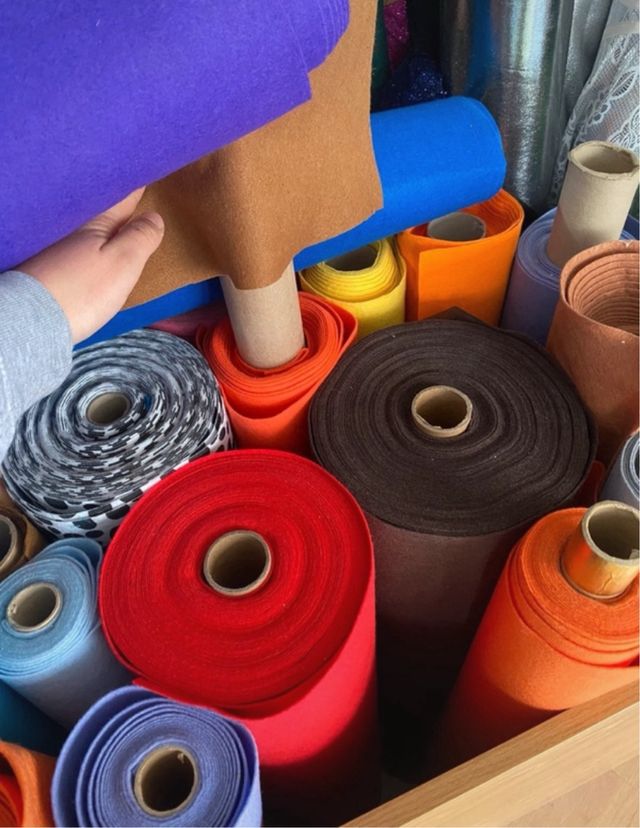 Fieltro por metros minimo 1 metro a 4€ el metro.