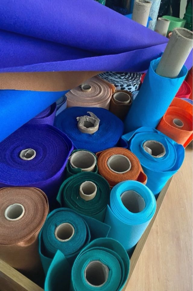 Fieltro por metros minimo 1 metro a 4€ el metro.