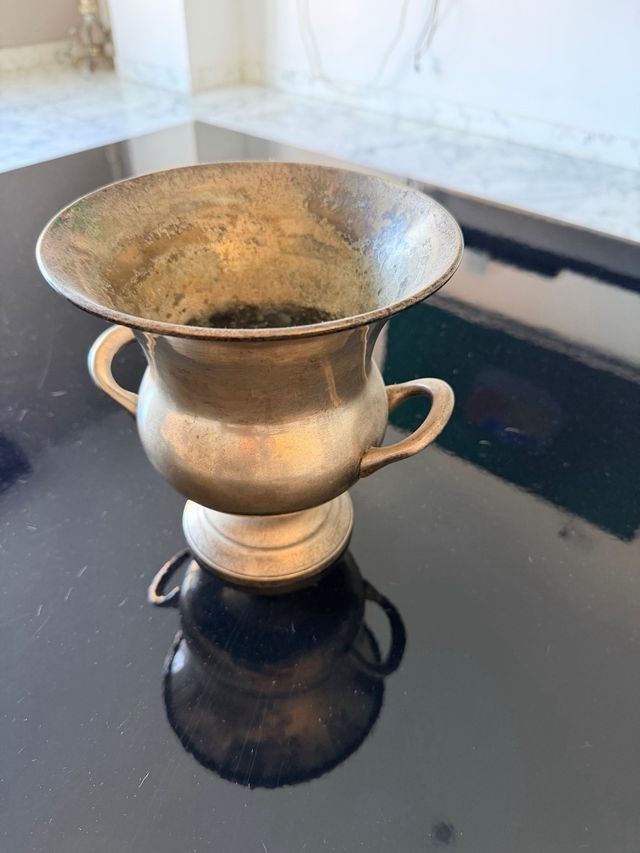 Jarrón antiguo con asas con una altura de 18cm.