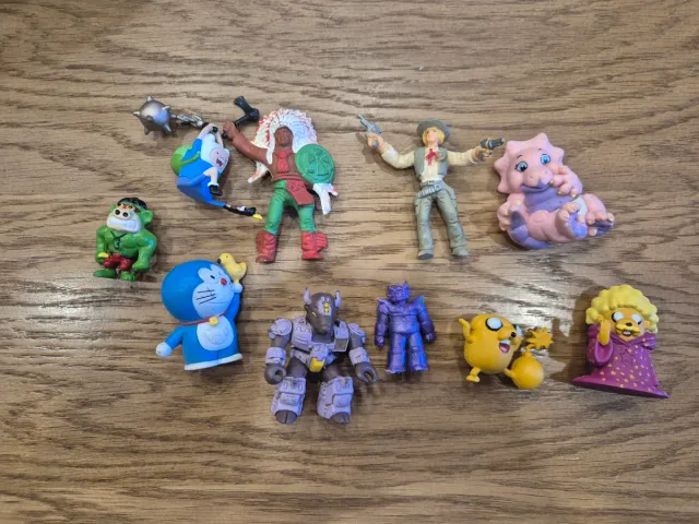 Figuras coleccionables variadas